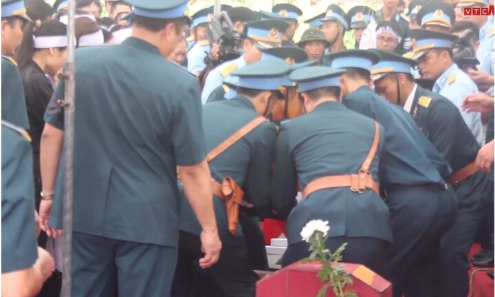 Video: Giây phút đồng đội, bạn bè, người thân tiễn đưa liệt sĩ Khuất Mạnh Trí về đất mẹ