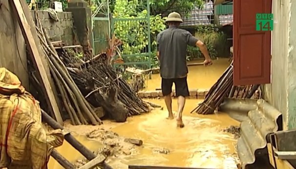 Hãi hùng bùn cát vùi lấp nhà cửa, uy hiếp tính mạng dân Phú Thọ