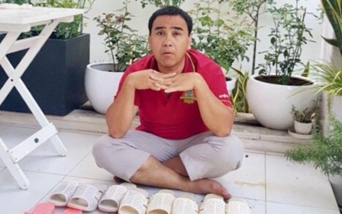 Ngồi trong biệt thự 21 tỷ đồng, MC Quyền Linh khoe bộ sưu tập dép tổ ong đầy màu sắc