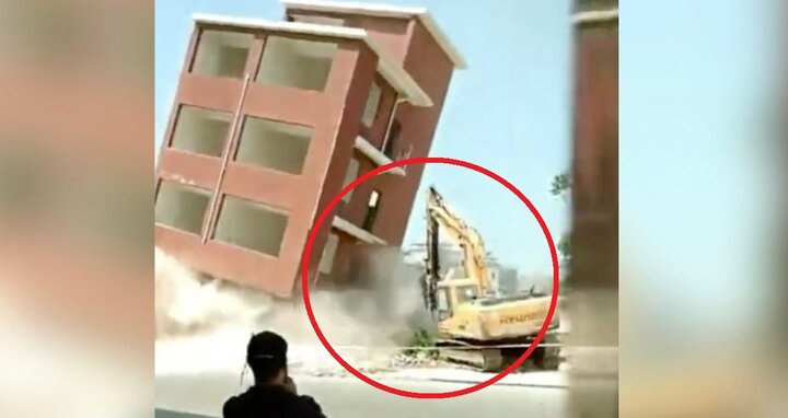 Clip: Kinh hãi nhà cao tầng vỡ vụn, chôn vùi máy xúc cùng tài xế