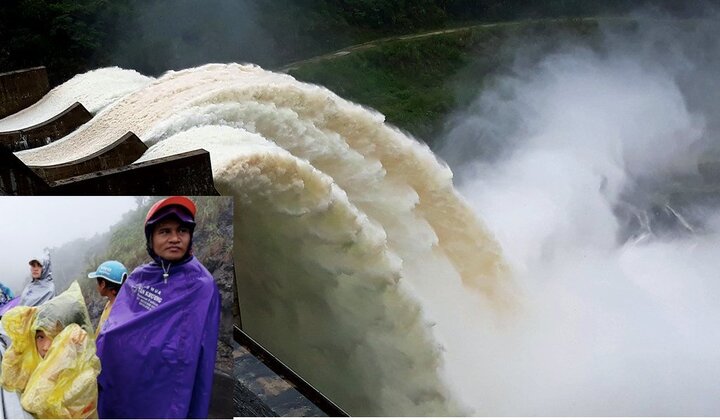 Dân Nghệ An đội mưa xem thủy điện Bản Vẽ xả lũ lớn nhất từ trước đến nay
