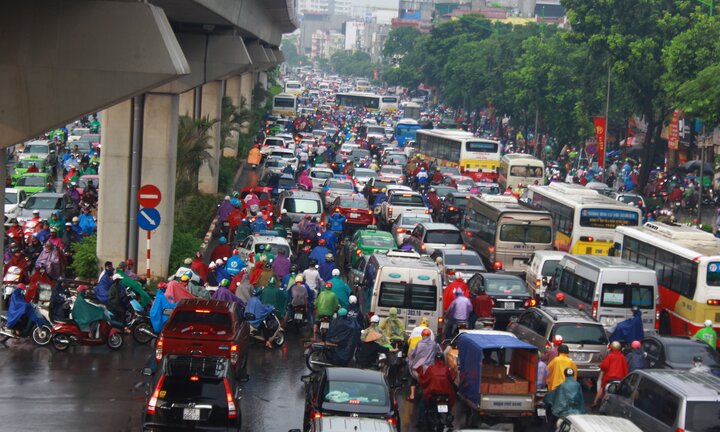 Ảnh: Mưa lớn hàng tiếng đồng hồ, giao thông Hà Nội hỗn loạn