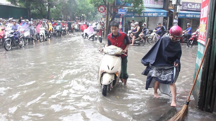 Video: Hốt bạc triệu nhờ dịch vụ sửa xe máy trên các tuyến phố ngập ở Hà Nội