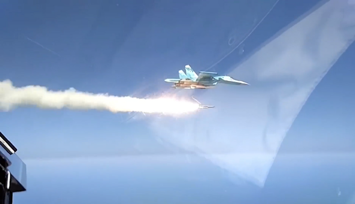 Video: Cường kích Su-34 của Nga phóng tên lửa đánh chìm tàu tại biển Caspi
