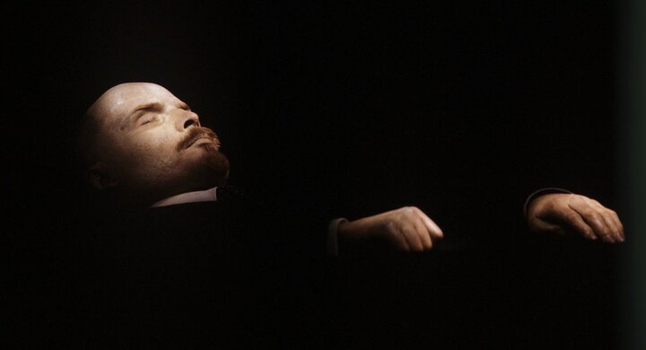 Liên Xô bí mật chuyển thi hài Lenin đến Siberia tránh bom phát xít ra sao?