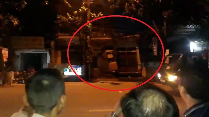 Clip: Khoảnh khắc 2 căn nhà ở Hòa Bình đổ ập xuống sông sau tiếng nứt gãy