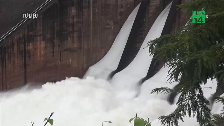 Hồ Hòa Bình đóng tất cả cửa xả đáy