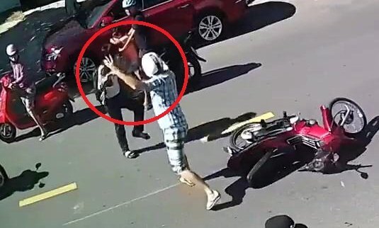 Clip thanh niên Tây đẩy bé trai Việt sau va chạm giao thông gây tranh cãi