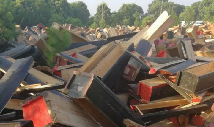 Thành phố Trung Quốc cấm chôn cất người chết, đập vỡ quan tài của người dân gây phẫn nộ