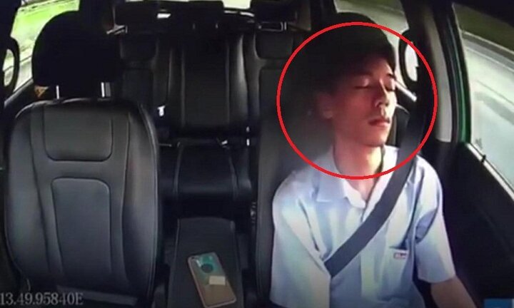 Clip: Hoảng hồn tài xế ngủ gật suốt 1 phút khi ô tô đang vun vút chạy