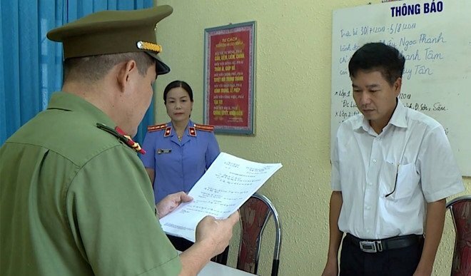 Video: Công an tống đạt quyết định khởi tố PGĐ Sở GD-ĐT Sơn La và đồng phạm