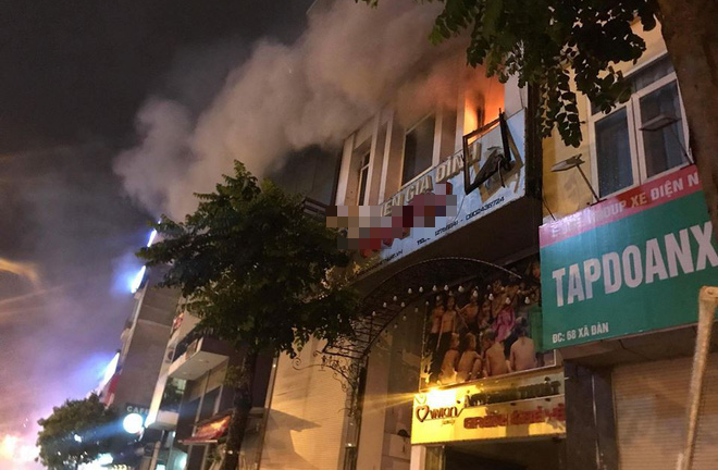 Cửa hàng trên phố Xã Đàn bốc cháy dữ dội ngày Hà Nội mưa lớn lịch sử