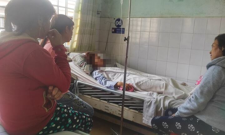 Mâu thuẫn tình cảm, nam thanh niên đâm bạn gái nhập viện