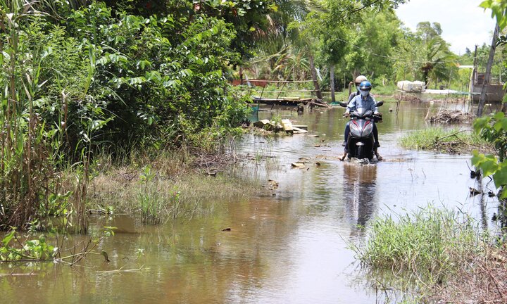 Ảnh: Dân TP Sóc Trăng khổ sở sống trong cảnh ngập úng
