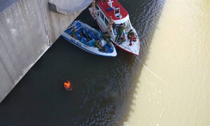 Con gái nhảy sông Hương tự tử, cha già ngồi bệt trên cầu khóc nghẹn