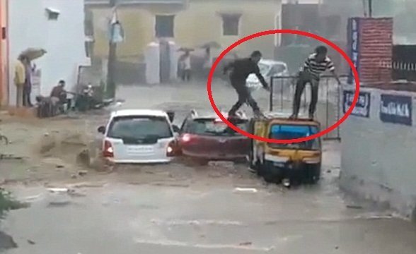 Clip: 4 người nháo nhào thoát thân chỉ vài giây trước khi ô tô bị lũ cuốn phăng