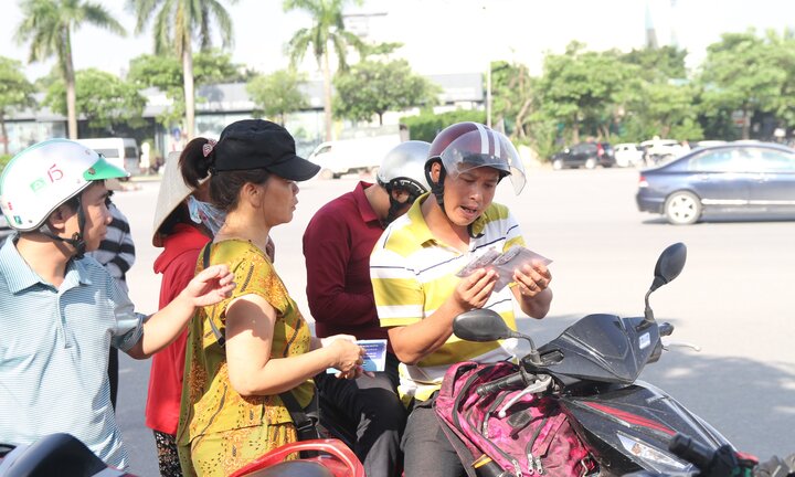 Video: Vé xem U23 Việt Nam đá tứ hùng không sốt, phe vé đông hơn cả người mua