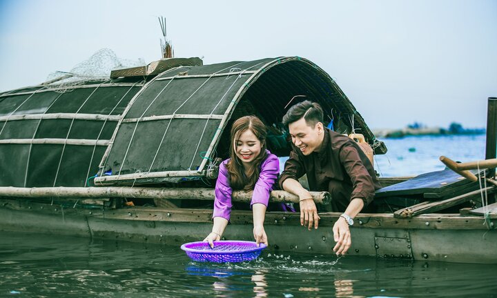 Cuộc sống vạn chài được tái hiện qua bộ ảnh cưới trên sông Hương của cặp đôi trẻ