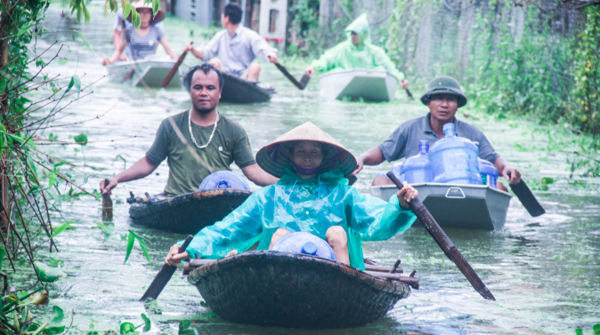 Dân vùng rốn lũ Hà Nội tấp nập chèo thuyền đi lấy nước miễn phí