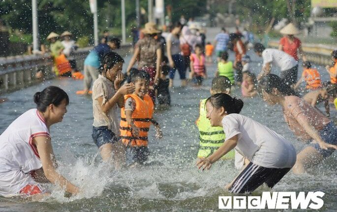 Ngập lụt lịch sử ở Hà Nội, dân đổ xô ra tỉnh lộ bơi giải nhiệt