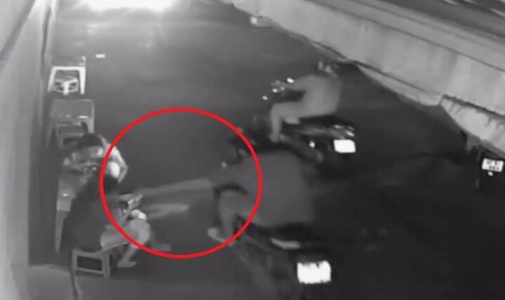 Clip: Chơi điện thoại trước cửa bị cướp phi xe máy giật phăng trong 1 nốt nhạc