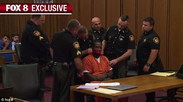 Video: Bị cáo thắc mắc, thẩm phán yêu cầu dán băng bịt miệng