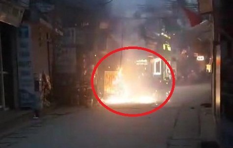 Clip: Trụ điện cháy ngùn ngụt, nổ như pháo hoa ở Hà Nội