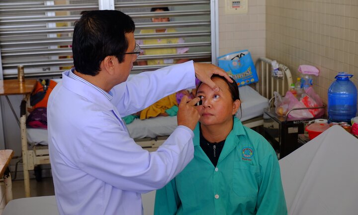 Tim ngừng đập, bệnh nhân vẫn kịp để lại giác mạc cứu hai người phụ nữ mù