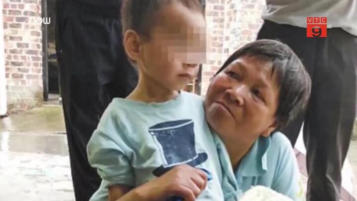 Bé trai sống cùng thi thể ông nội suốt 5 ngày, không ai hay biết