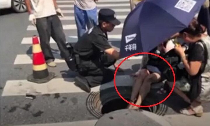 Clip: Vừa bị ô tô tông bay người, cô gái xui xẻo ngã lăn xuống cống