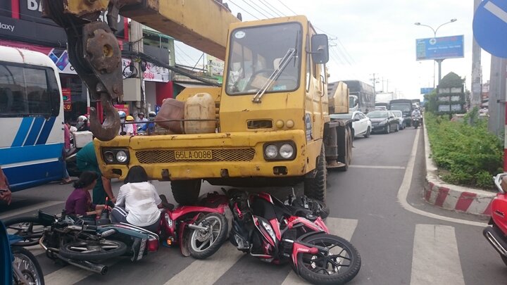 Đang dừng đèn đỏ, 3 xe máy bị xe cẩu cuốn vào gầm, bé trai chết thương tâm