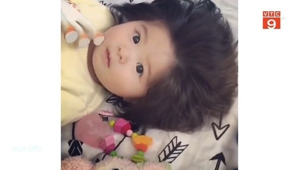 Bé gái 6 tháng tuổi có mái tóc siêu dày gây sốt mạng xã hội
