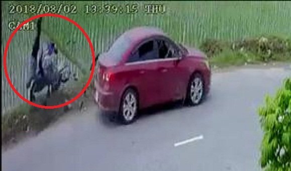 Clip: 'Ô tô điên' lấn làn, hất bay người đi xe máy rồi bỏ chạy ở Hải Phòng