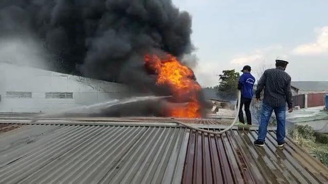 Clip: Cháy lớn khu công nghiệp ở Hóc Môn, TP.HCM