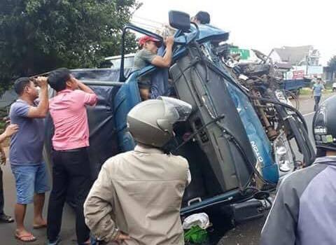 Người dân cạy cửa cứu tài xế xe tải bị tai nạn trên đường Hồ Chí Minh