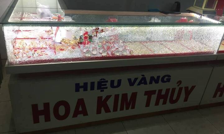 Nam thanh niên bịt mặt, cầm búa đập kính cướp tiệm vàng ở Quảng Nam