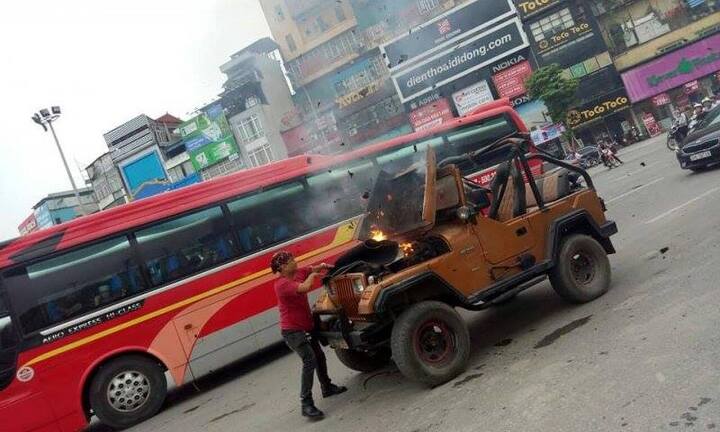 Đang đi trên đường, ô tô bốc cháy dữ dội ở Hà Nội