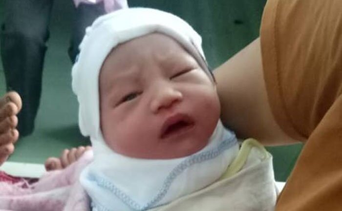 Phát hiện bé trai mới sinh còn nguyên dây rốn bị vứt ven đường ở Hải Phòng