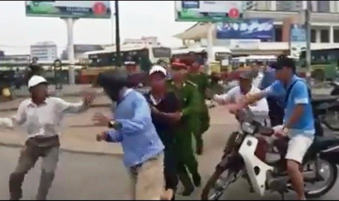 Vừa xuống xe khách, 2 người đàn ông bị kẻ côn đồ dùng dao khống chế cướp tài sản