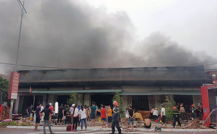 Cháy lớn 5 quán karaoke liền kề tại TP Móng Cái