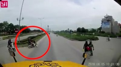 Clip: Liều mạng sang đường, hai thanh niên suýt nằm dưới gầm xe container