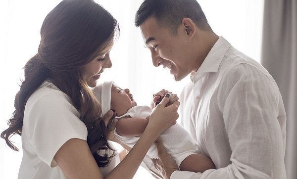 Thúy Diễm: ‘Sau sinh, có lúc tôi chỉ biết ôm con khóc vì thấy mình vô dụng’