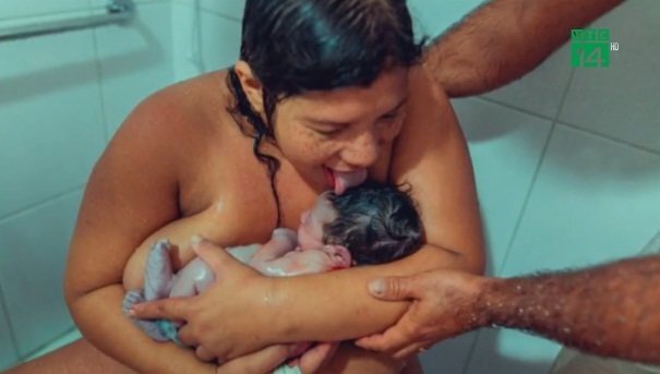 Sản phụ liếm con vừa chào đời gây tranh cãi mạng xã hội