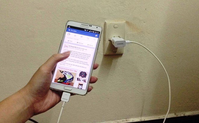 Cắm sạc điện thoại khi tay ướt, cô gái trẻ bị điện giật chết