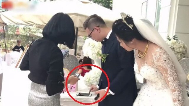 Đám cưới quẹt thẻ thay phong bì ở Hà Nội gây tranh cãi gay gắt