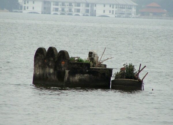 Giải mã bí ẩn về những ngôi mộ cổ thoắt ẩn thoắt hiện giữa sương khói Hồ Tây