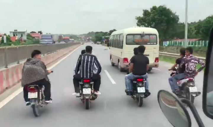 Nhóm thanh niên phóng xe máy đùa cợt, dàn hàng ngang trước đầu ô tô trên quốc lộ