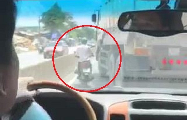 Clip: Đánh võng thách thức trước đầu ô tô, xe máy bị xe tải dạy bài học nhớ đời