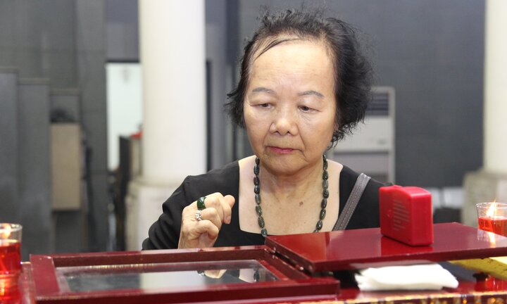 Video: 'Thị Nở' Đức Lưu và nghệ sĩ Việt rơi nước mắt tiễn biệt 'Chí Phèo' Bùi Cường