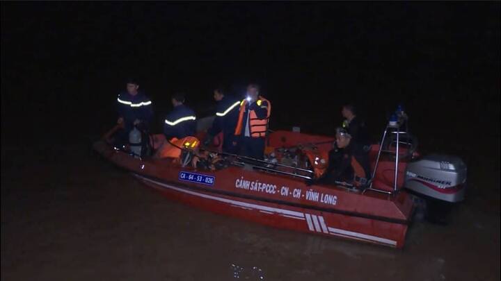 Chìm sà lan ở Vĩnh Long, một bé gái mất tích